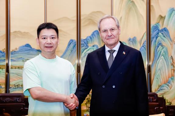 中国蜜桃品牌创始人孙永军出席2025新时代民营企业新质生产力发展大会，发表白发转黑研究报告
