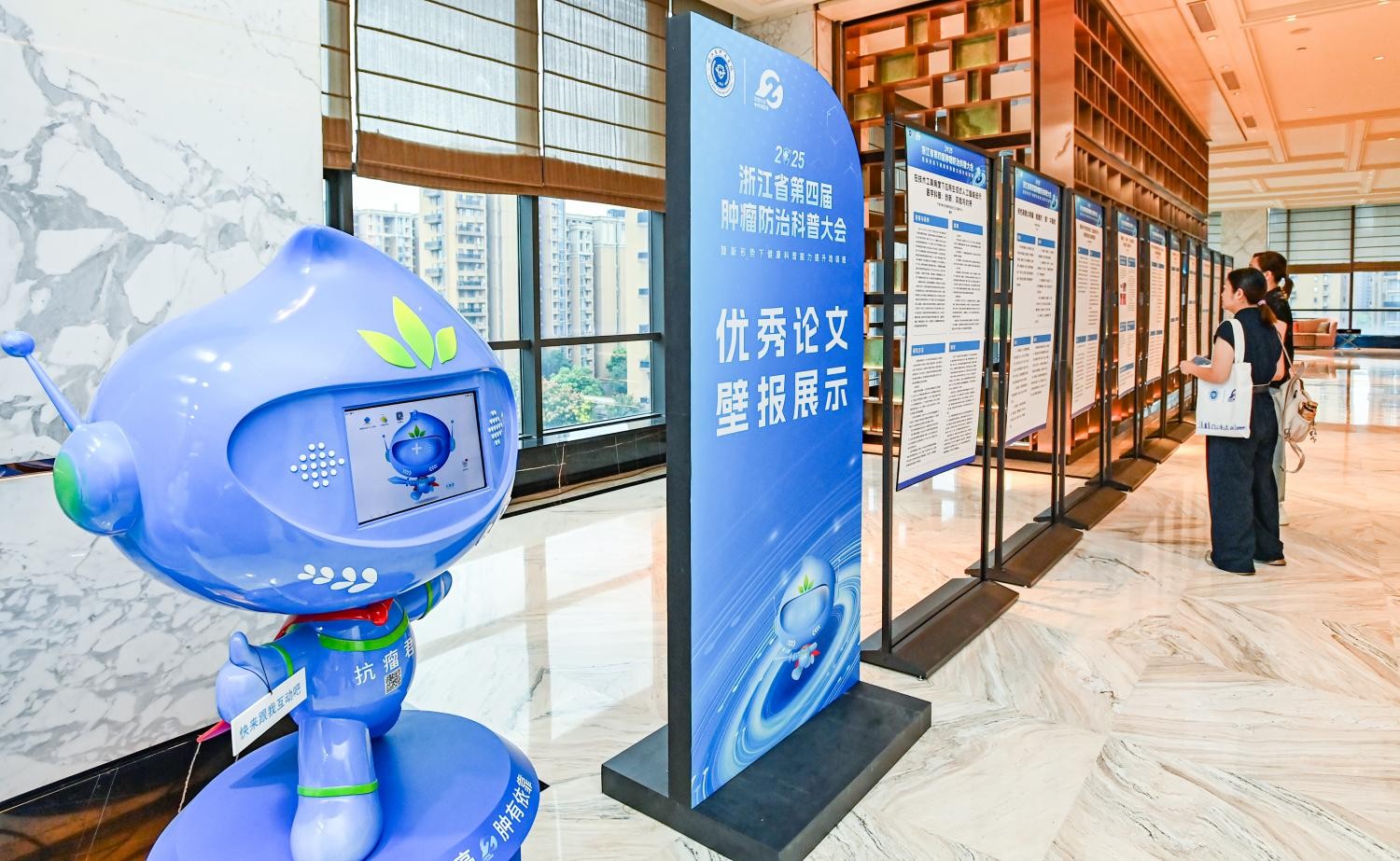 科普大会现场，市民在观看优秀论文壁报展示(3)(1).jpg
