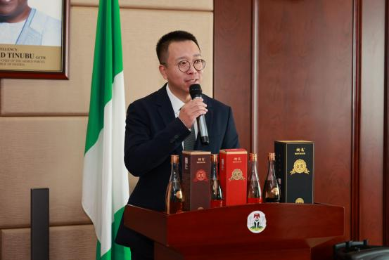 椰岛御宴台荣膺尼日利亚驻华大使馆金奖纪念酒  以酒为媒架起中尼文化交流桥梁