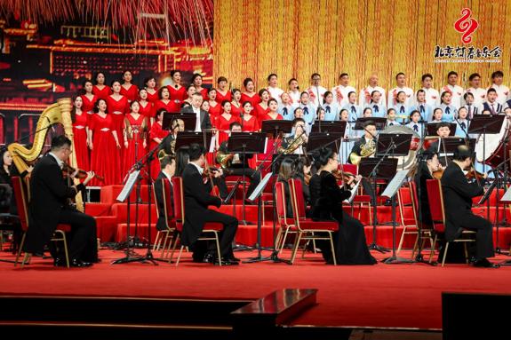 北大金秋后E合唱团在人民大会堂  唱响《爱我中华》