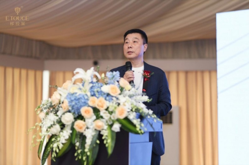聚力行业峰会,洞见发展新机|圣捷出国郭旭光受邀出席行业盛会,斩获“行业观点领袖”大奖