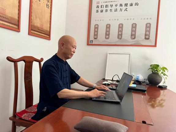 非遗腿足养生技艺奏响时代新声——全息气道腿足疗医术传承人李章武携弟子守正创新传国粹