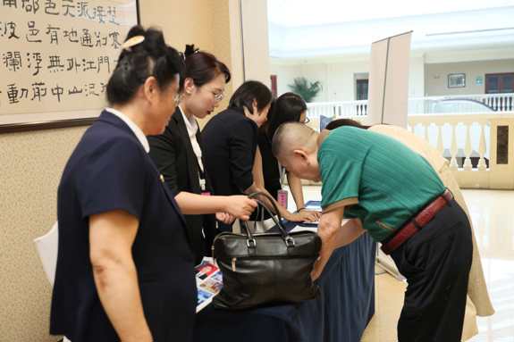 平衡医学创始人靖香玲主任医师盛赞心晴中国式自愈心理学体系，跨学科专家团重磅组建，以中式身心调节方案传递中国康养智慧